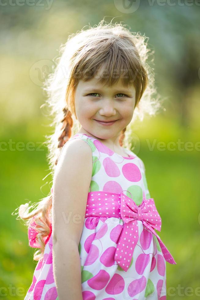 gelukkig meisje in gekleurde zomerjurk foto