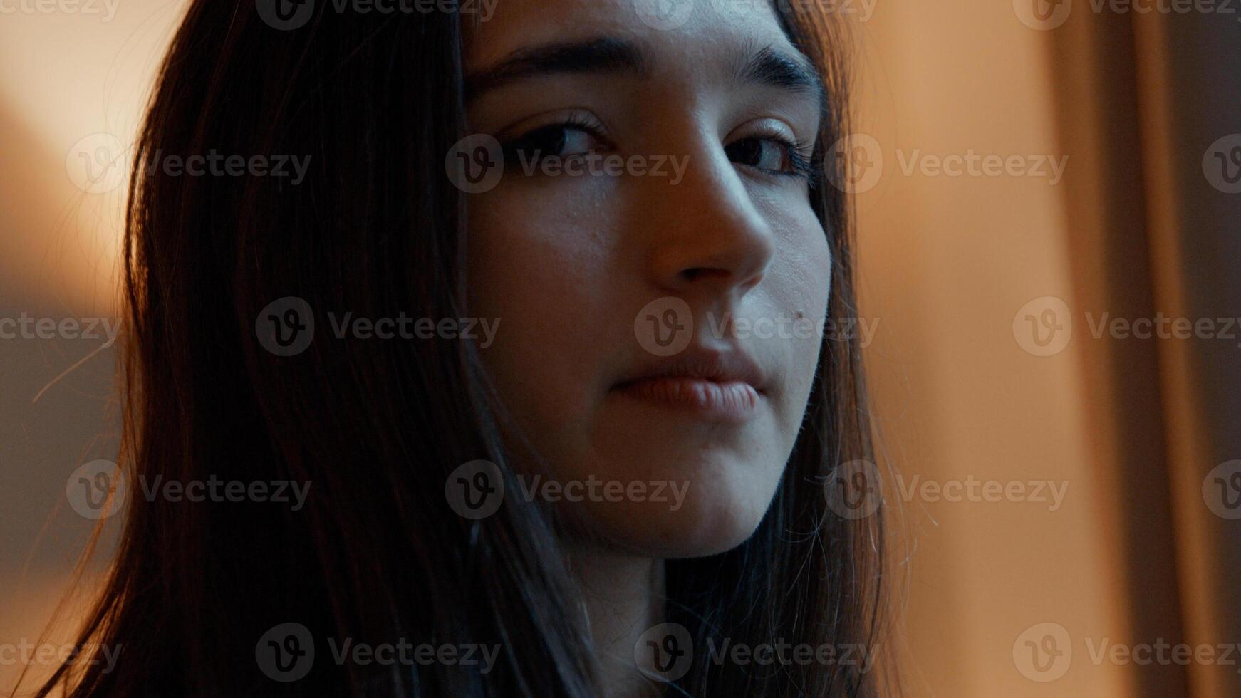 vrouw op zoek naar cameralens draaien hoofd en ogen foto