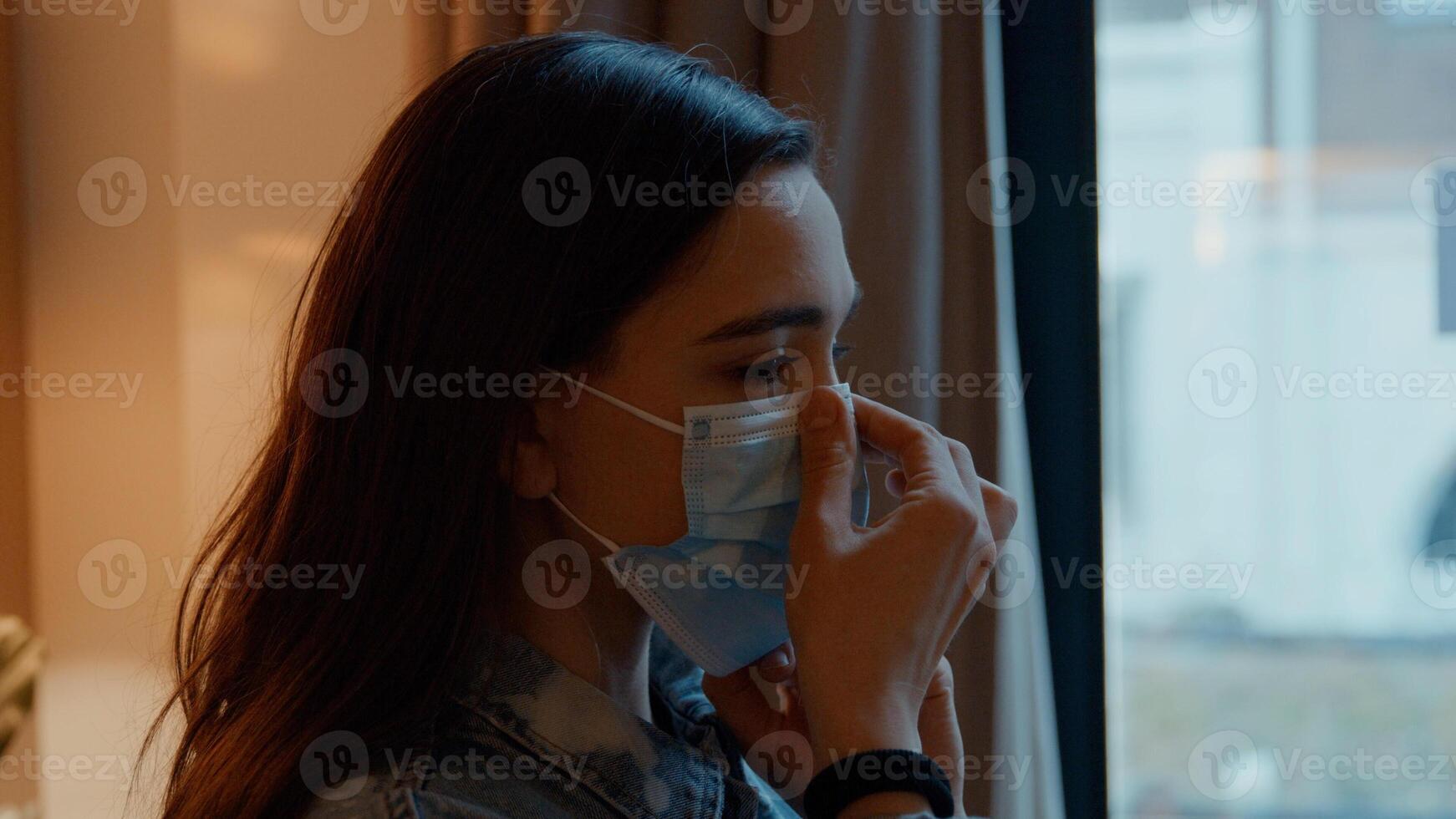 vrouw zetten gezichtsmasker foto