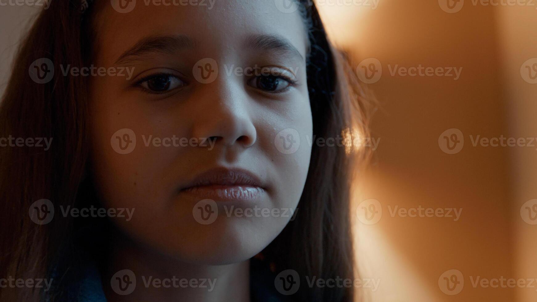 meisje op zoek naar cameralens foto