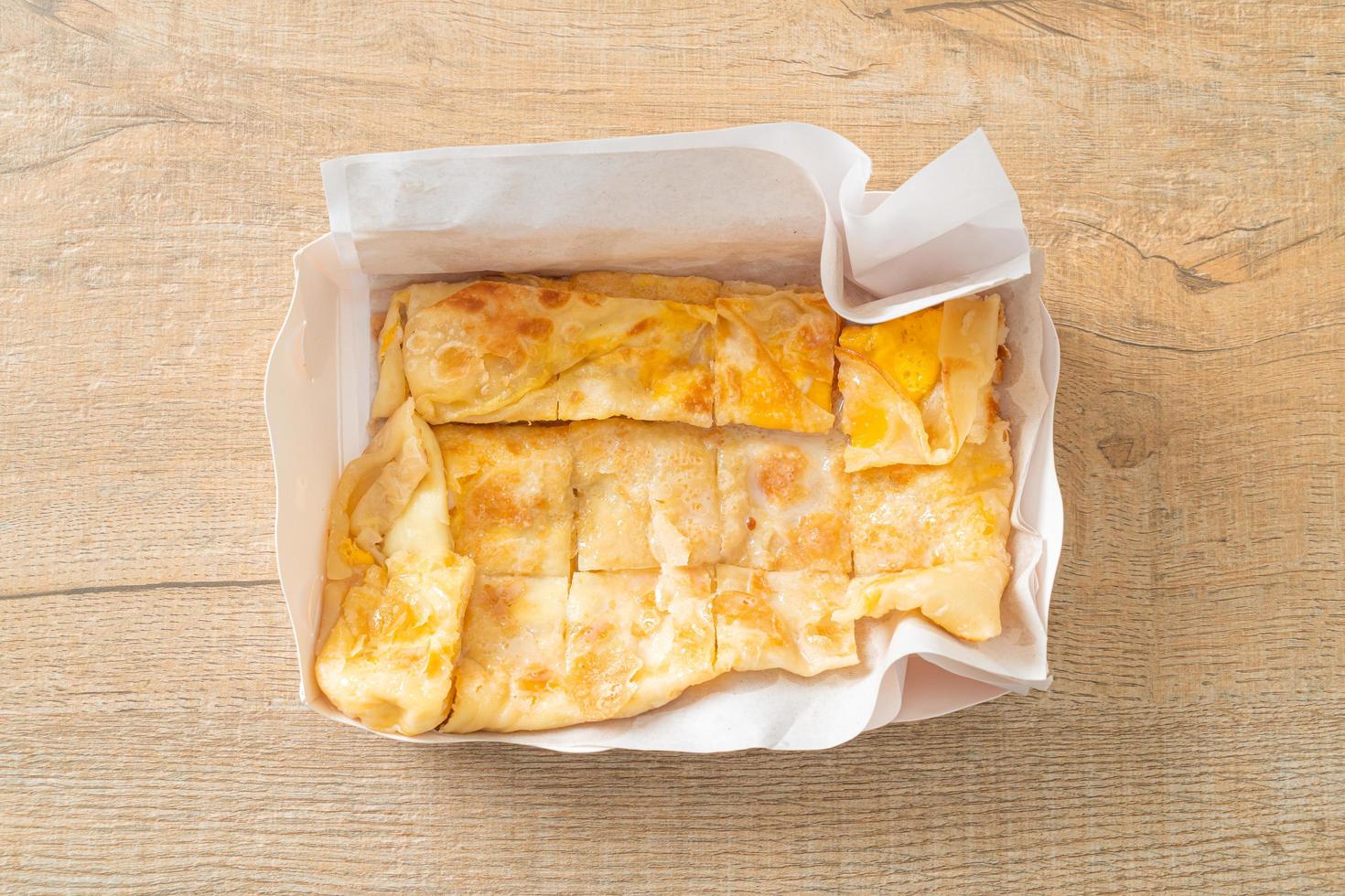 roti met ei en gezoete gecondenseerde melk foto