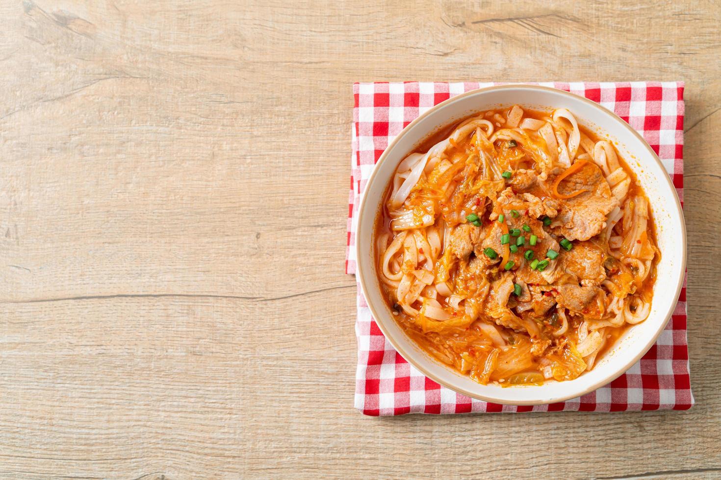 Koreaanse udon ramen-noedels met varkensvlees in kimchi-soep foto