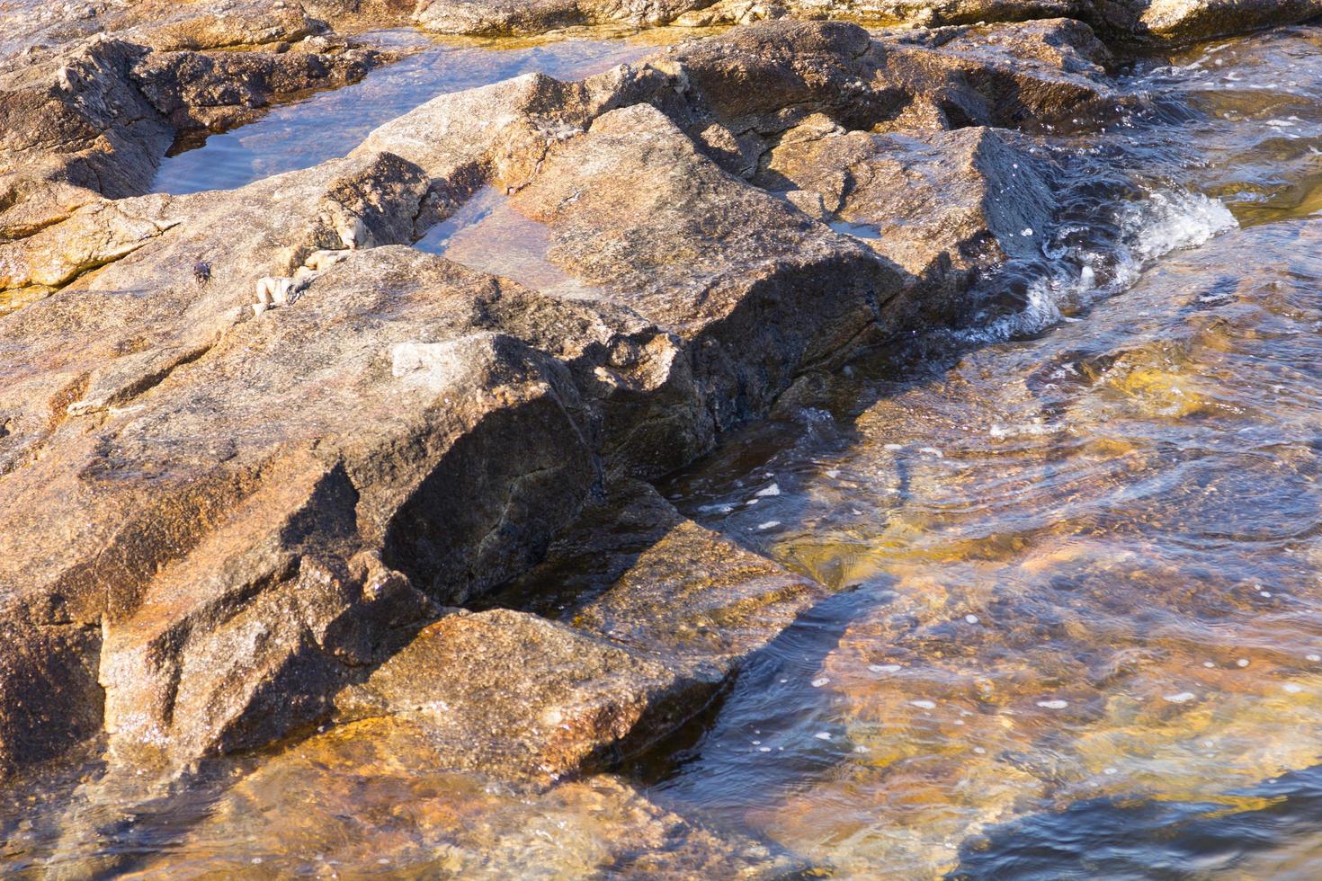 stenen en helder water foto