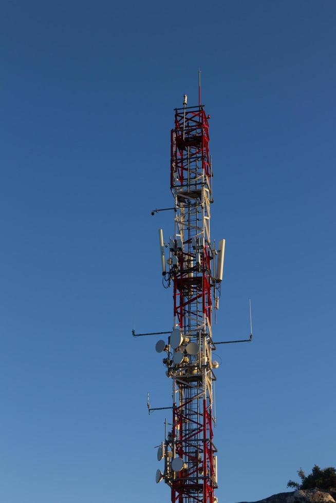 telecommunicatieantenne op de top van een berg foto