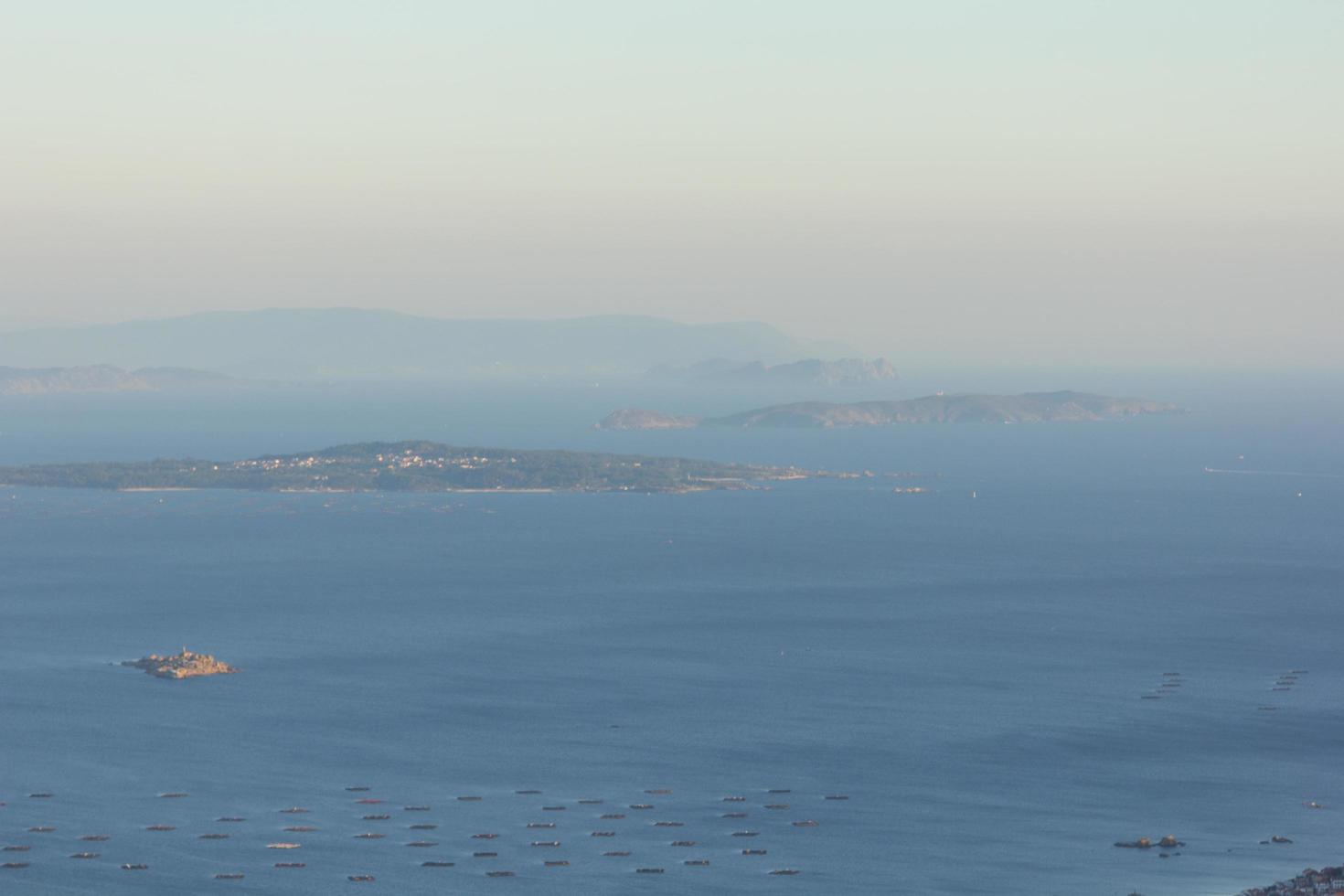 luchtfoto van de ria de arosa in galicië, spanje. foto