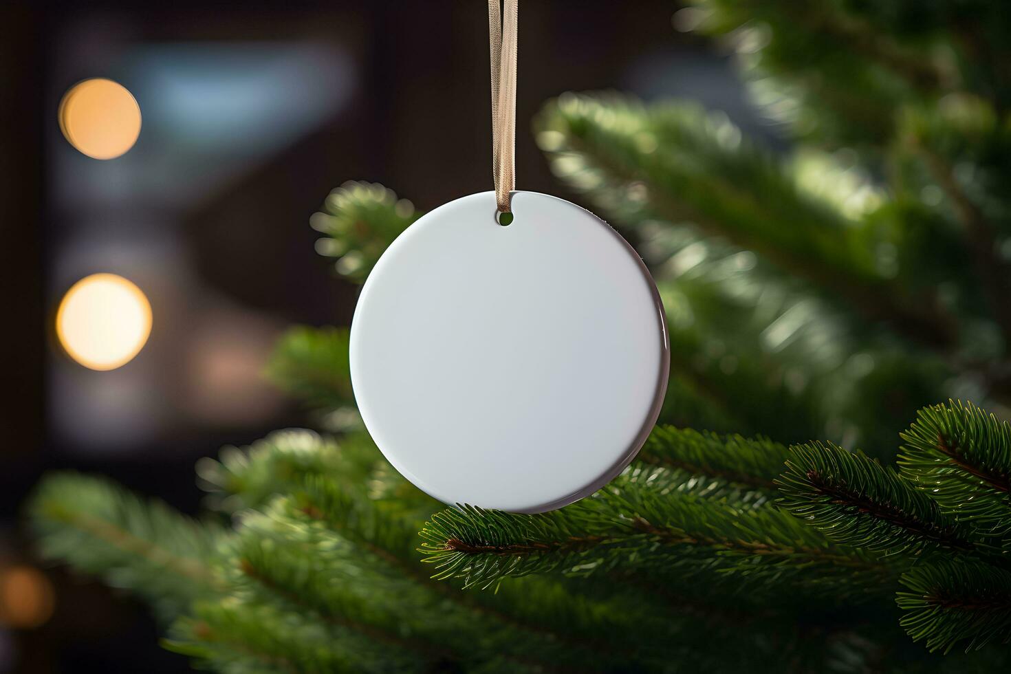 Kerstmis wit glanzend ronde snuisterij ornament Aan Kerstmis boom met decoratie en wazig bokeh lichten achtergrond. ai gegenereerd foto