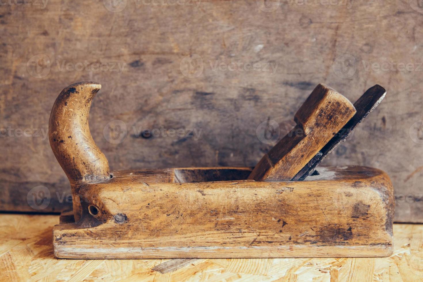 oude houtbewerking handgereedschap op een houten werkbank plat lag achtergrond foto