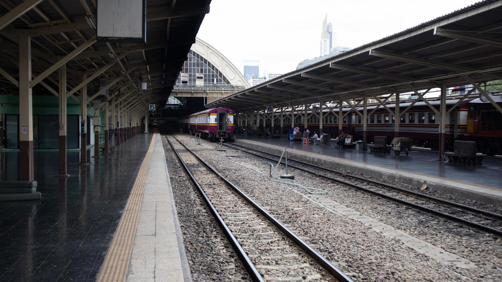 bangkok, thailand, 08 aug. 2020 - treinstation in bangkok foto