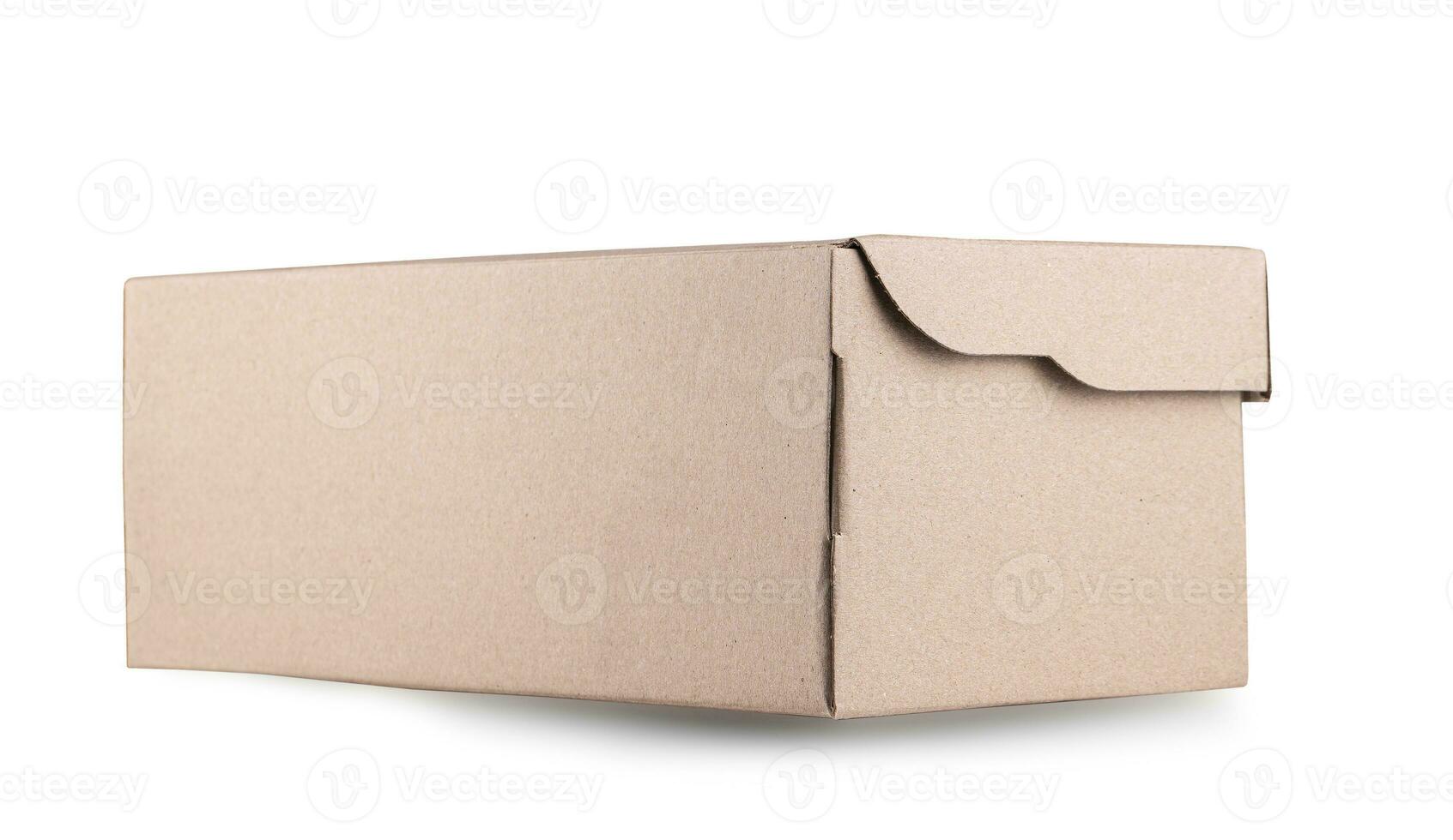 bruin karton schoenen doos met deksel voor schoen of sneaker Product verpakking model, geïsoleerd Aan wit achtergrond met knipsel pad. foto