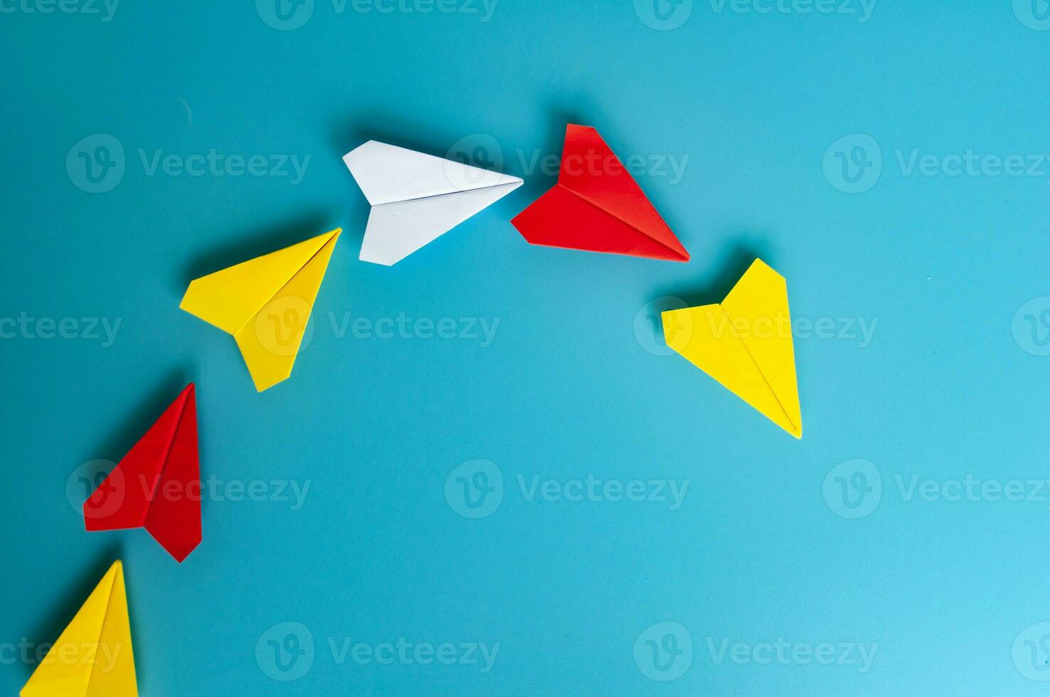 top visie van geel papier vlak origami leidend andere papier vliegtuigen. met kopiëren ruimte. foto