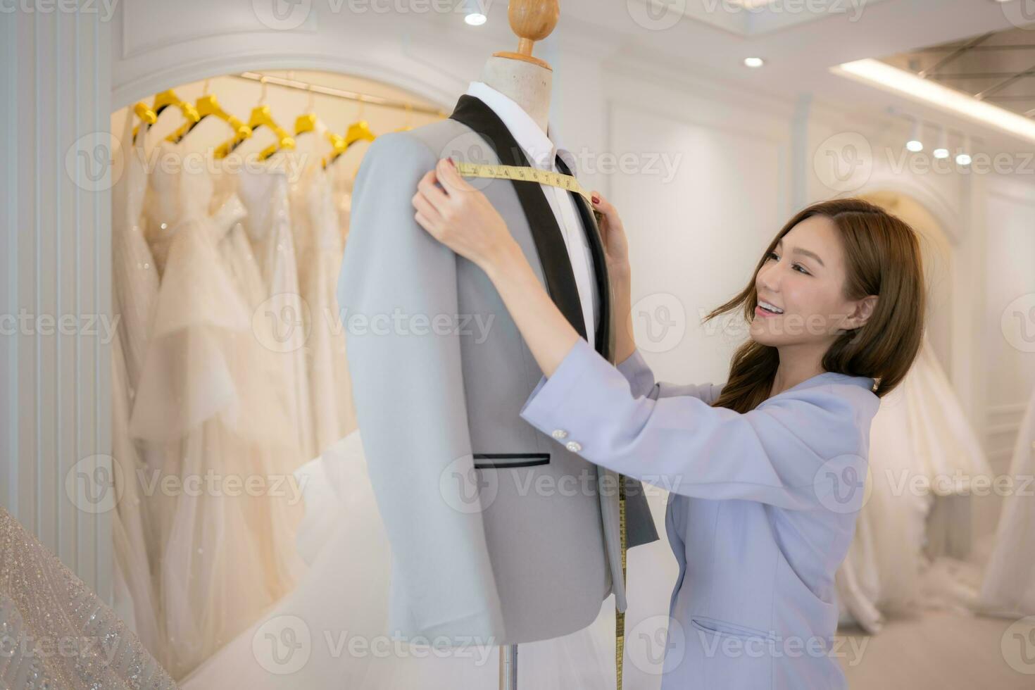 Aziatisch mode ontwerpers maken zeker de bruidegom kleding is Absoluut accuraat en klaar voor de bruid en bruidegom naar proberen Aan. foto