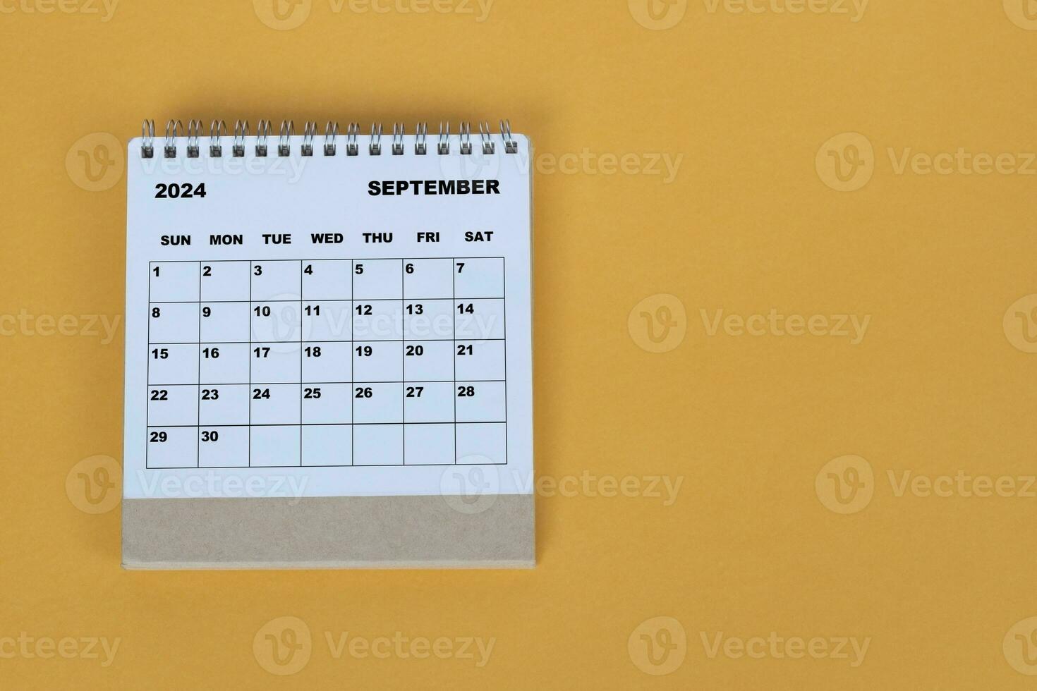 september 2024 bureau kalender Aan geel achtergrond. direct bovenstaande. vlak leggen. foto