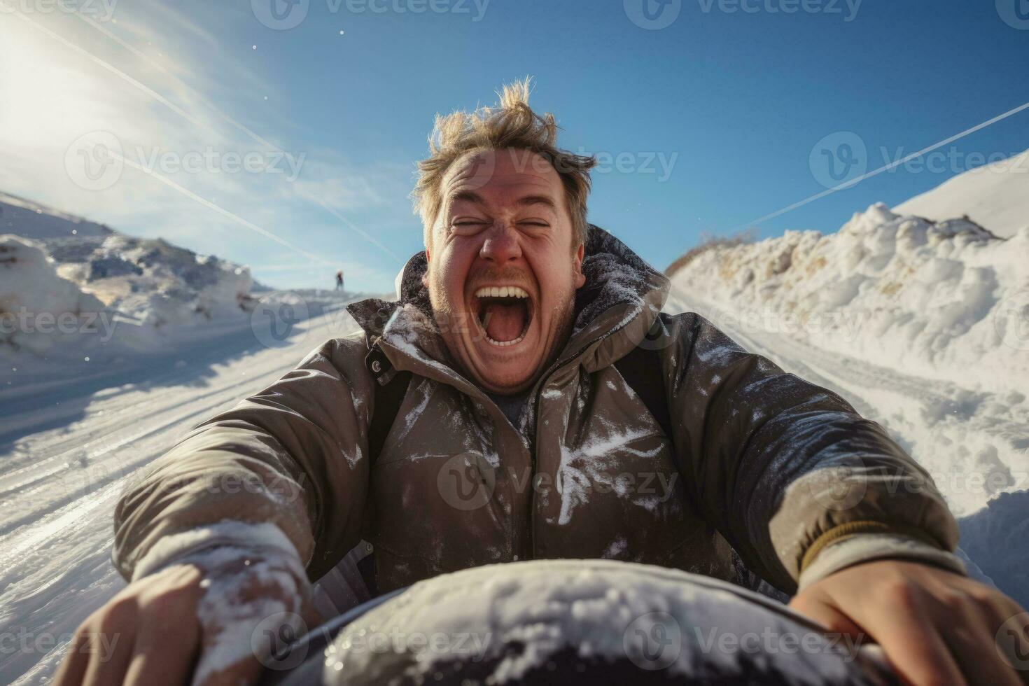 jubelend individu joyriding Aan een buis naar beneden een sneeuw gekust heuvel foto