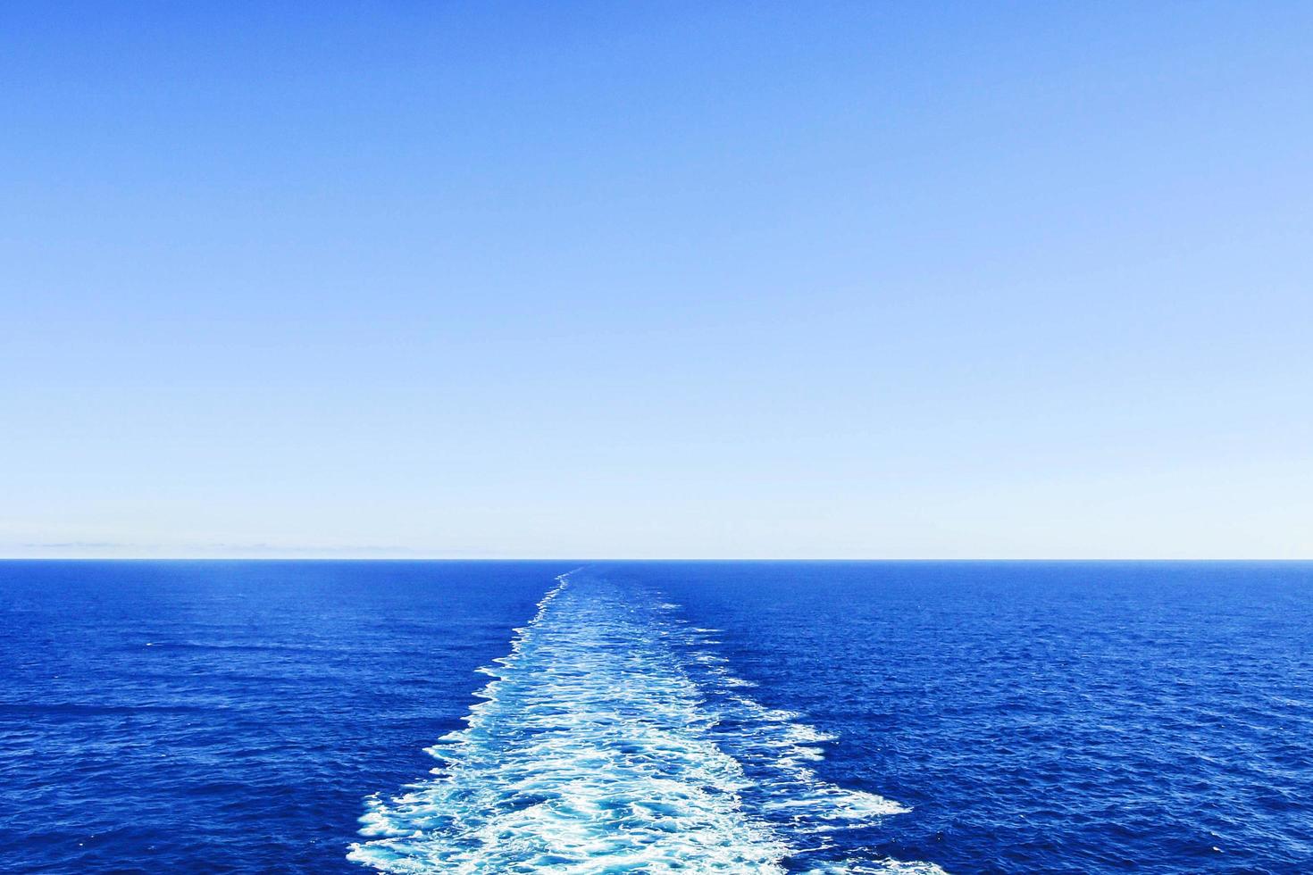 varen op de prachtige brede blauwe zee foto
