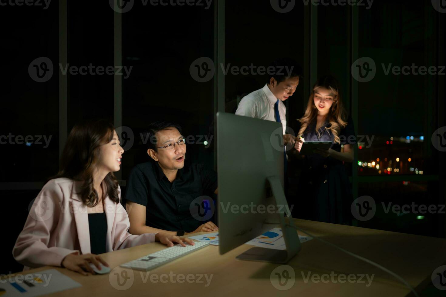 groep van bedrijf mensen werken in kantoor Bij nacht. bedrijf concept. foto