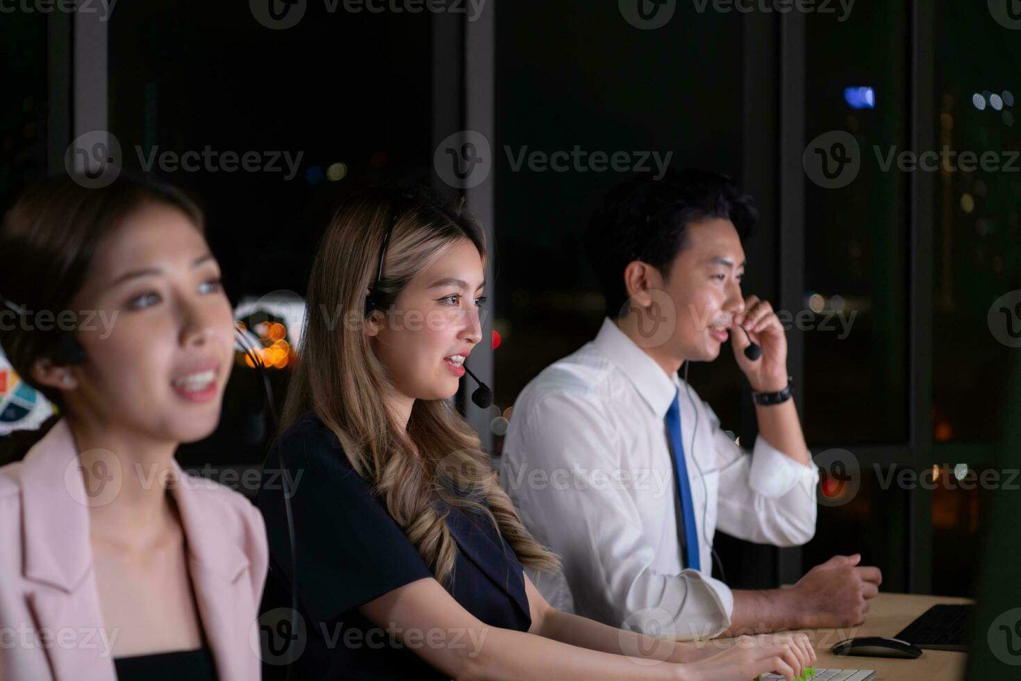 groep van makelaar Internationale voorraad handelaren vervelend koptelefoon werken actief Bij nacht in kantoor, concept van klant ondersteuning middel voorzien onderhoud Aan telefoon. foto