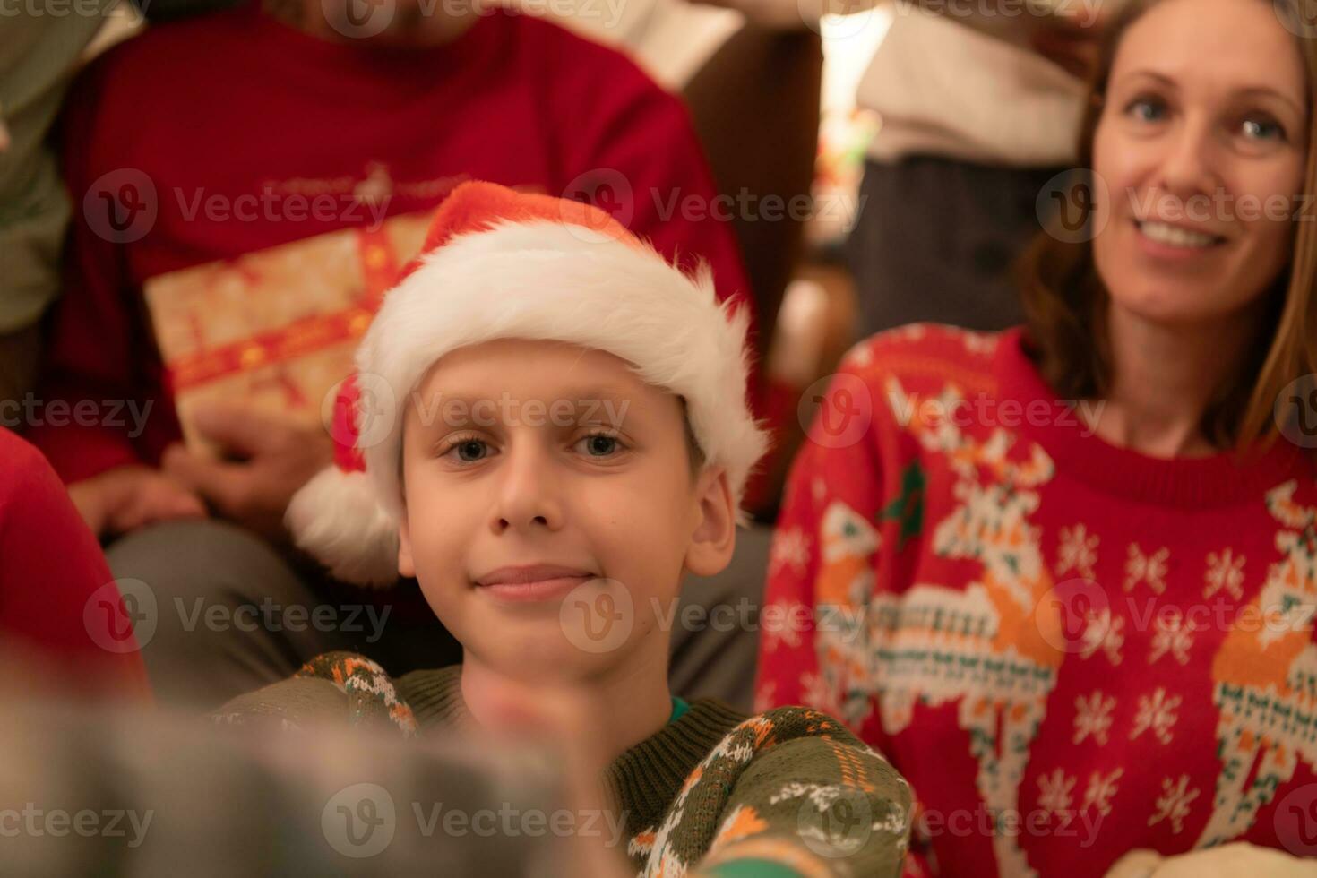 vrolijk Kerstmis en gelukkig vakantie vrolijk familie vieren Kerstmis Bij huis. foto