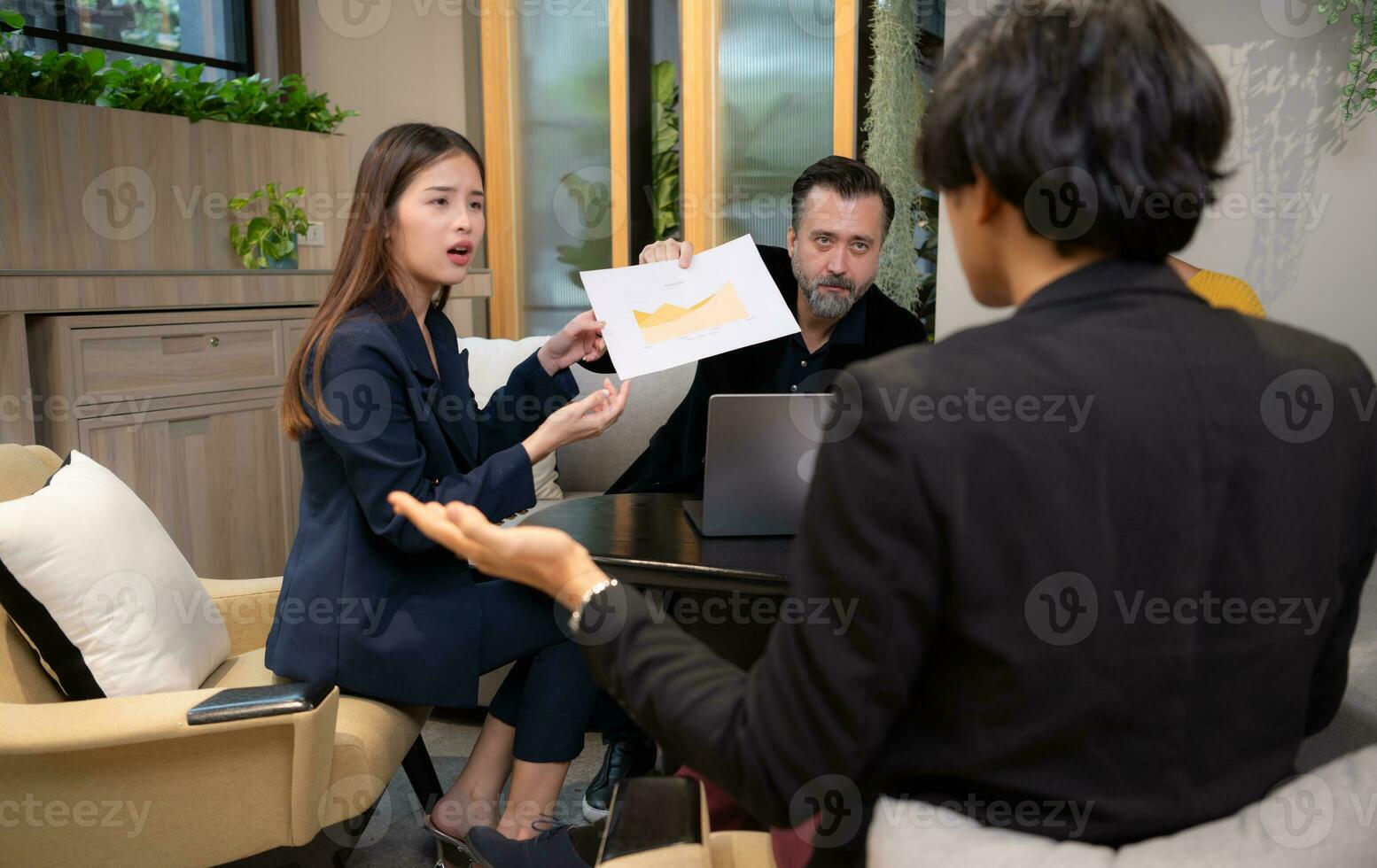 zakenman en zakenvrouw bespreken een project in de vergadering kamer van samenwerken ruimte foto