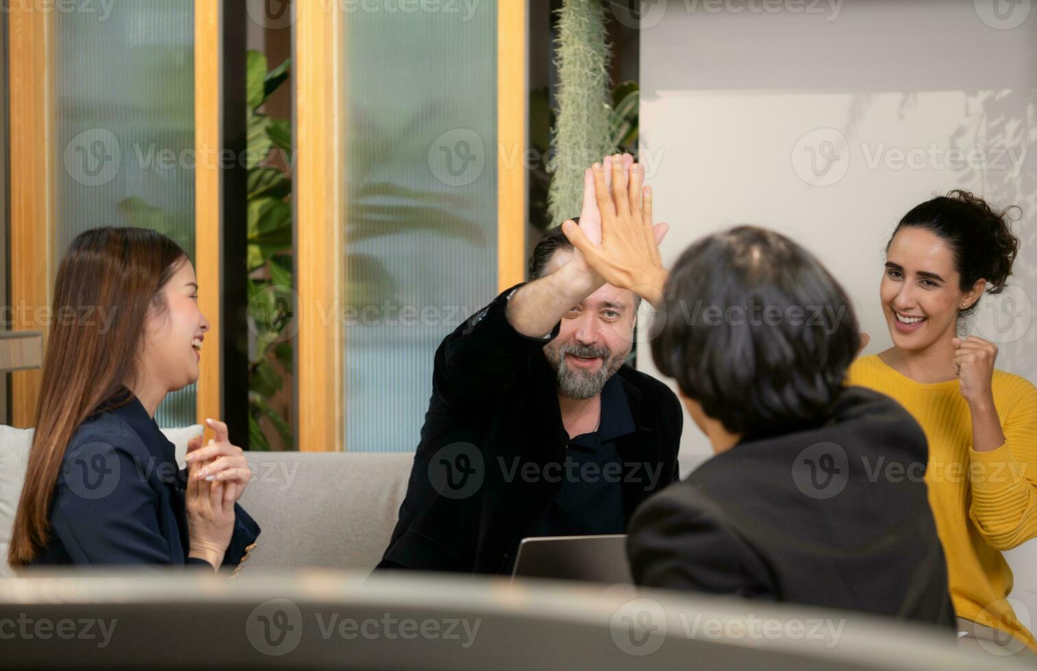 zakenman en zakenvrouw bespreken een project in de vergadering kamer van samenwerken ruimte foto