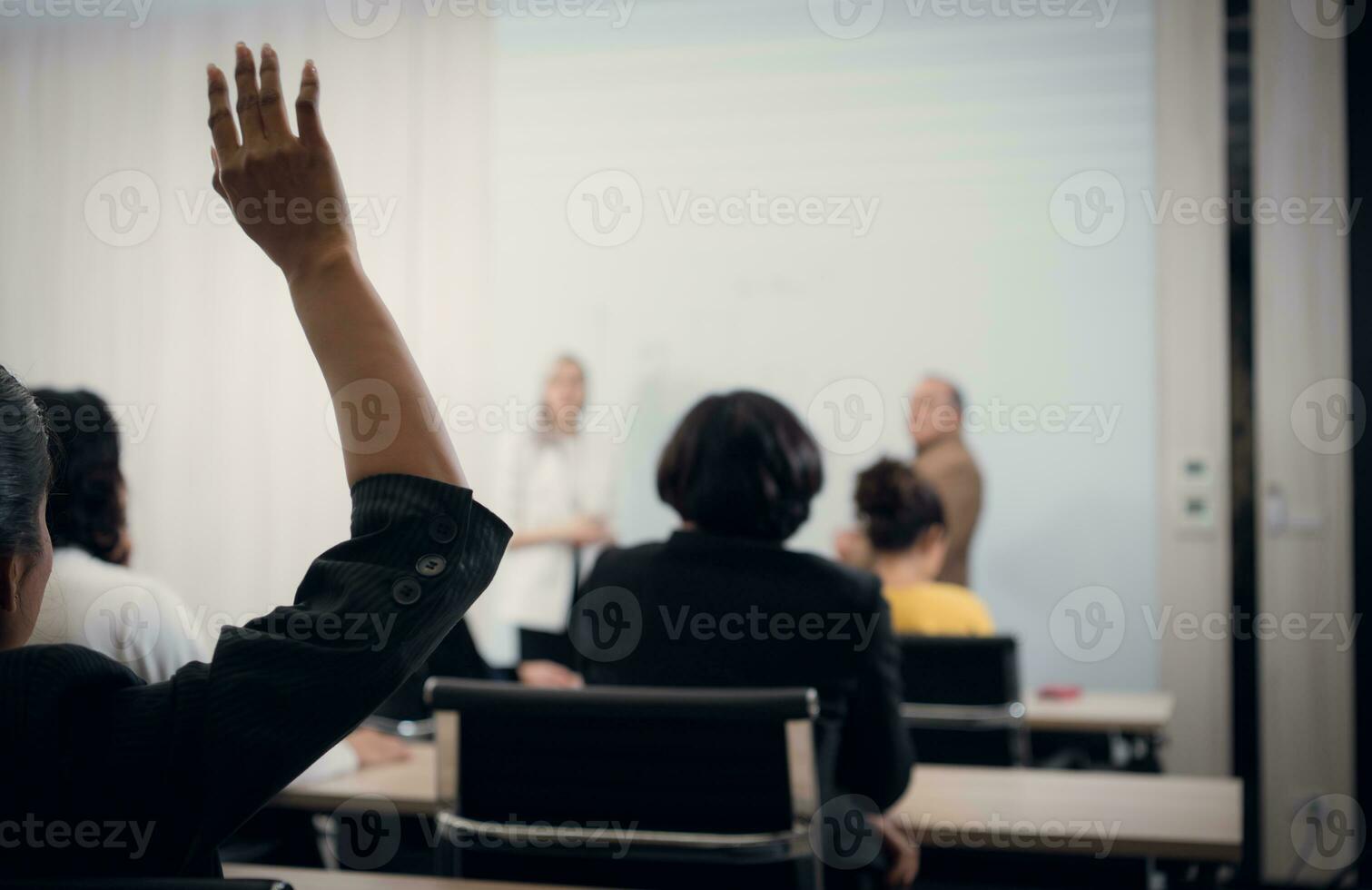 terug visie van zakenvrouw geven hand- verhogen naar vragen in conferentie kamer foto