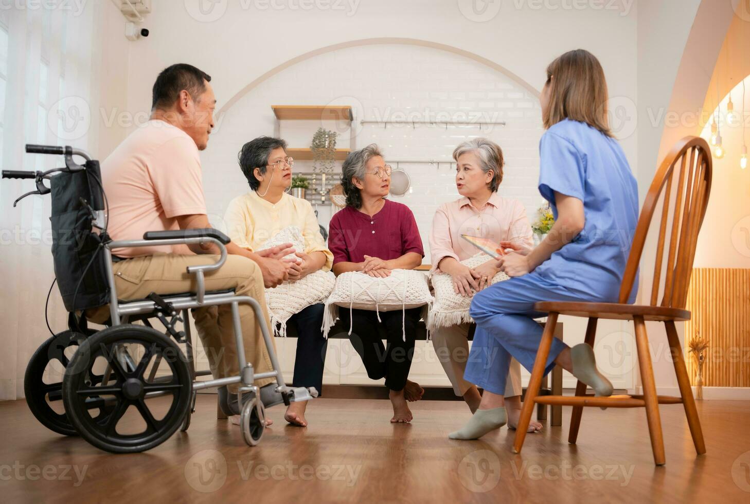 ouderen mensen pratend met verpleegster in verpleging huis. ouderen mensen in verpleging huis concept. foto
