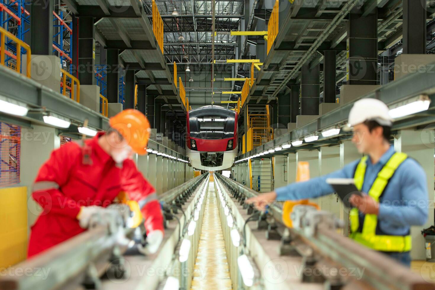 na de elektrisch trein is geparkeerd in de elektrisch trein reparatie winkel, elektrisch trein ingenieur en technicus met gereedschap inspecteren de spoorweg en elektrisch treinen in overeenstemming met de inspectie ronde foto