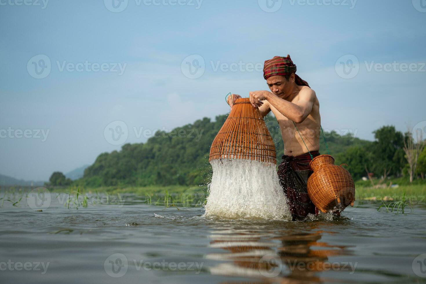 visser gebruik makend van traditioneel visvangst uitrusting naar vangst vis voor Koken, landelijk Thailand leven leven concept foto