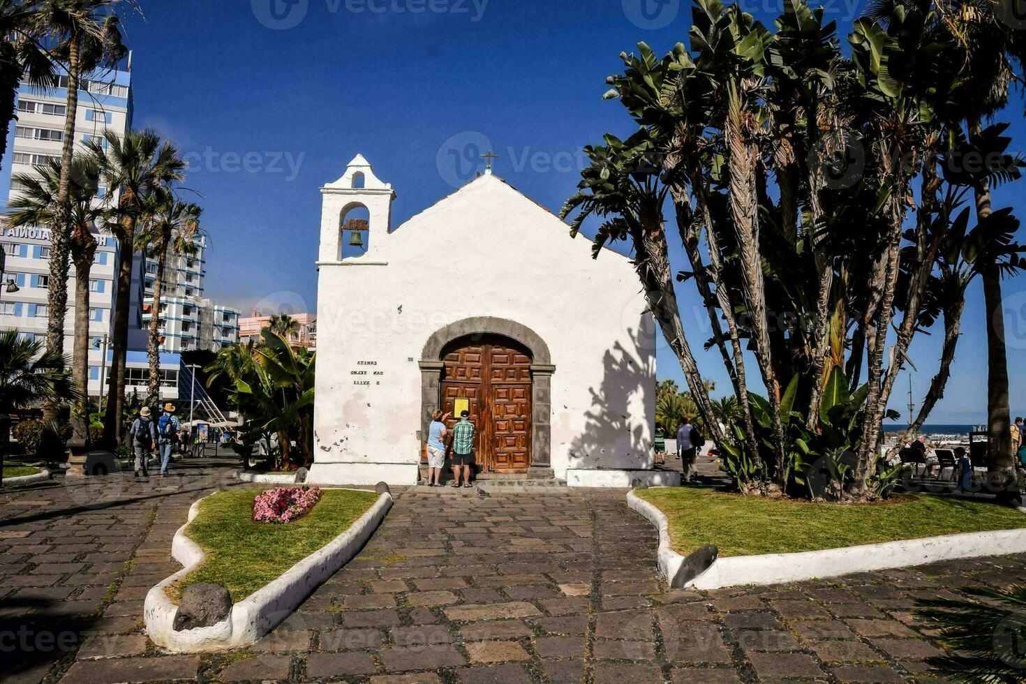 een klein wit kerk met palm bomen foto