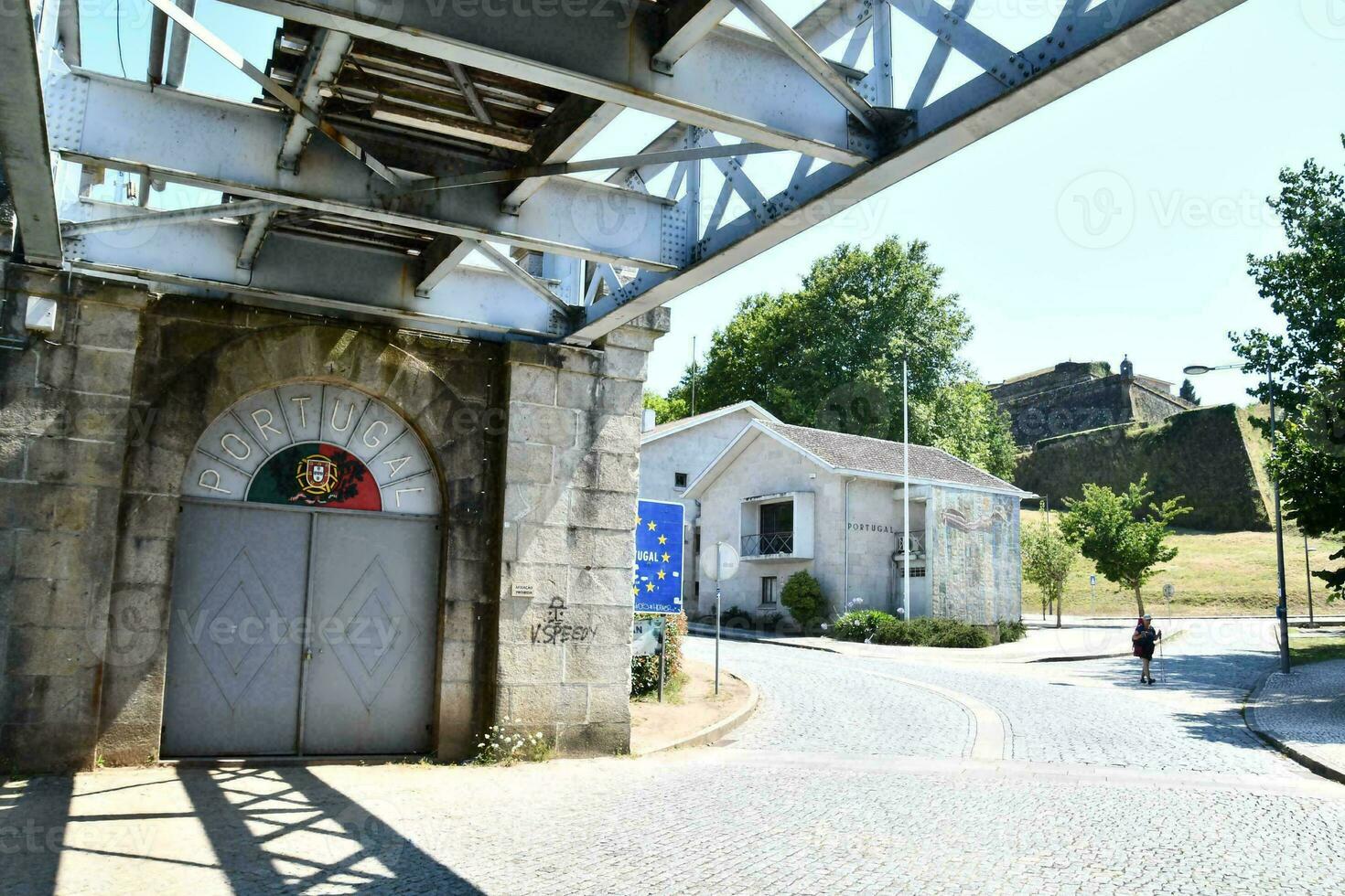 de Ingang onder de brug zegt Portugal foto
