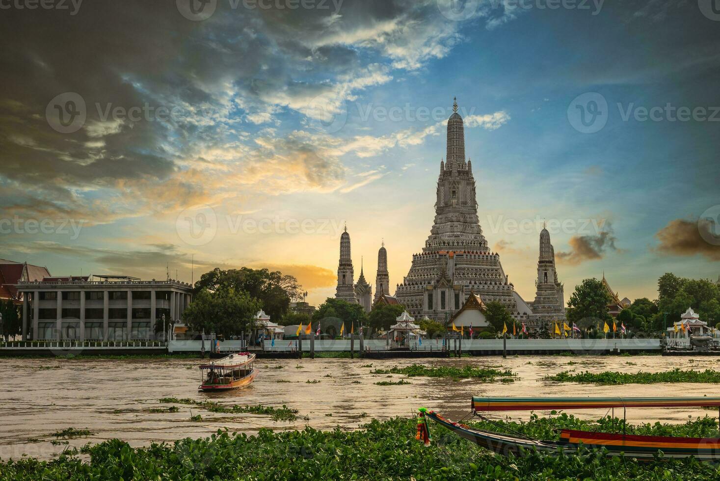 wat arun Bij de bank van chao phraya rivier- in Bangkok, Thailand foto