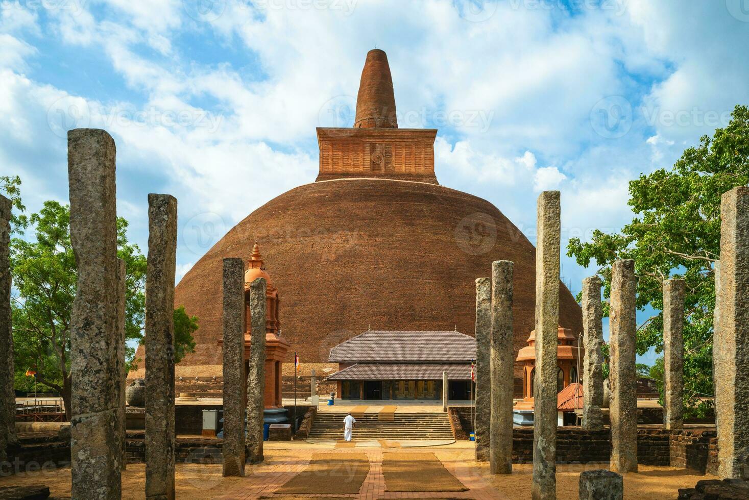 abhayagiri dagoba in anuradhapura, een majoor stad gelegen in noorden centraal duidelijk van sri lanka foto