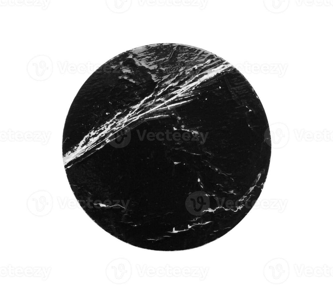 zwart oud gekrast ronde papier sticker geïsoleerd Aan wit achtergrond foto