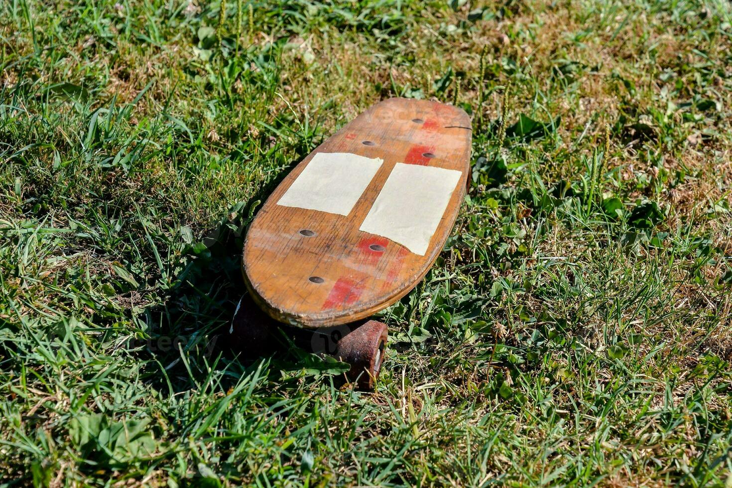een skateboard met een sticker Aan het in de gras foto