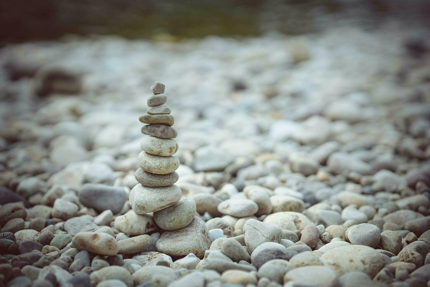 piramide van stenen Aan de rivier- bank. zen zen concept. foto