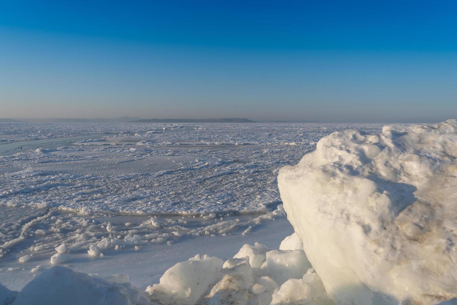 ijsblokken op de achtergrond van de bevroren zee. foto