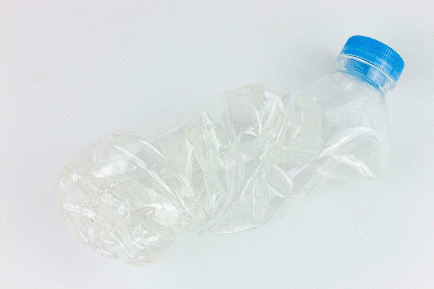plastic fles geïsoleerd Aan wit achtergrond. plastic verspilling en milieu verontreiniging concept. foto