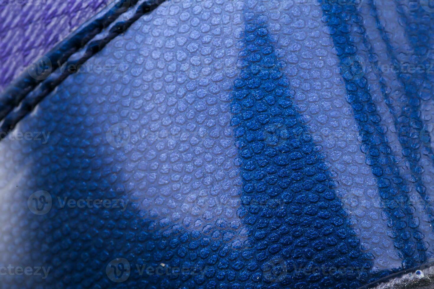 fragment van zwart en blauw kleding stof sneaker. de structuur van de materiaal van sport- schoenen foto