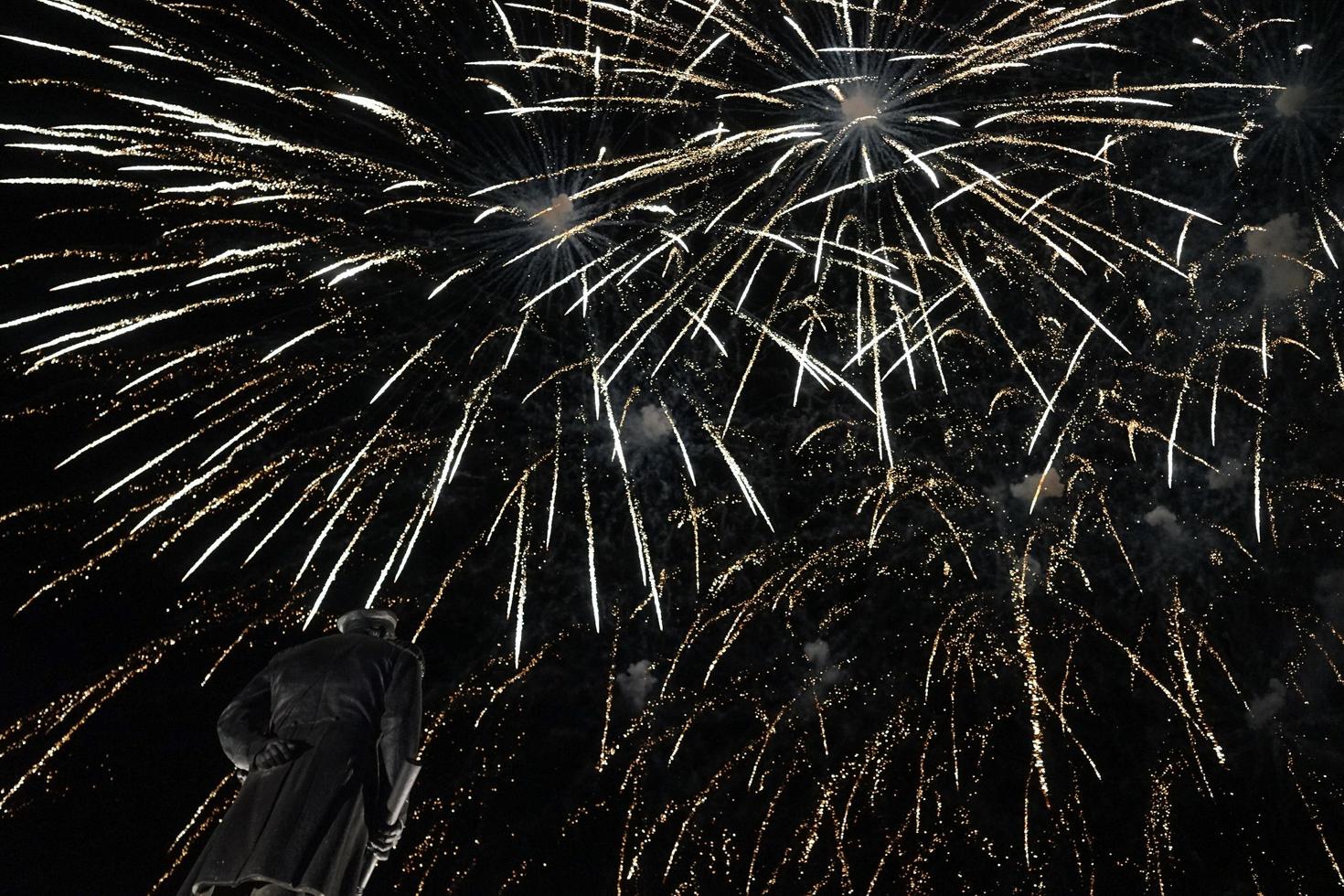 wazig feestelijke donkere achtergrond met heldere vonken van het vuurwerk foto