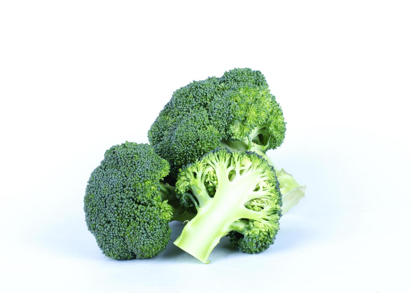 groep broccoli groente op een witte achtergrond foto