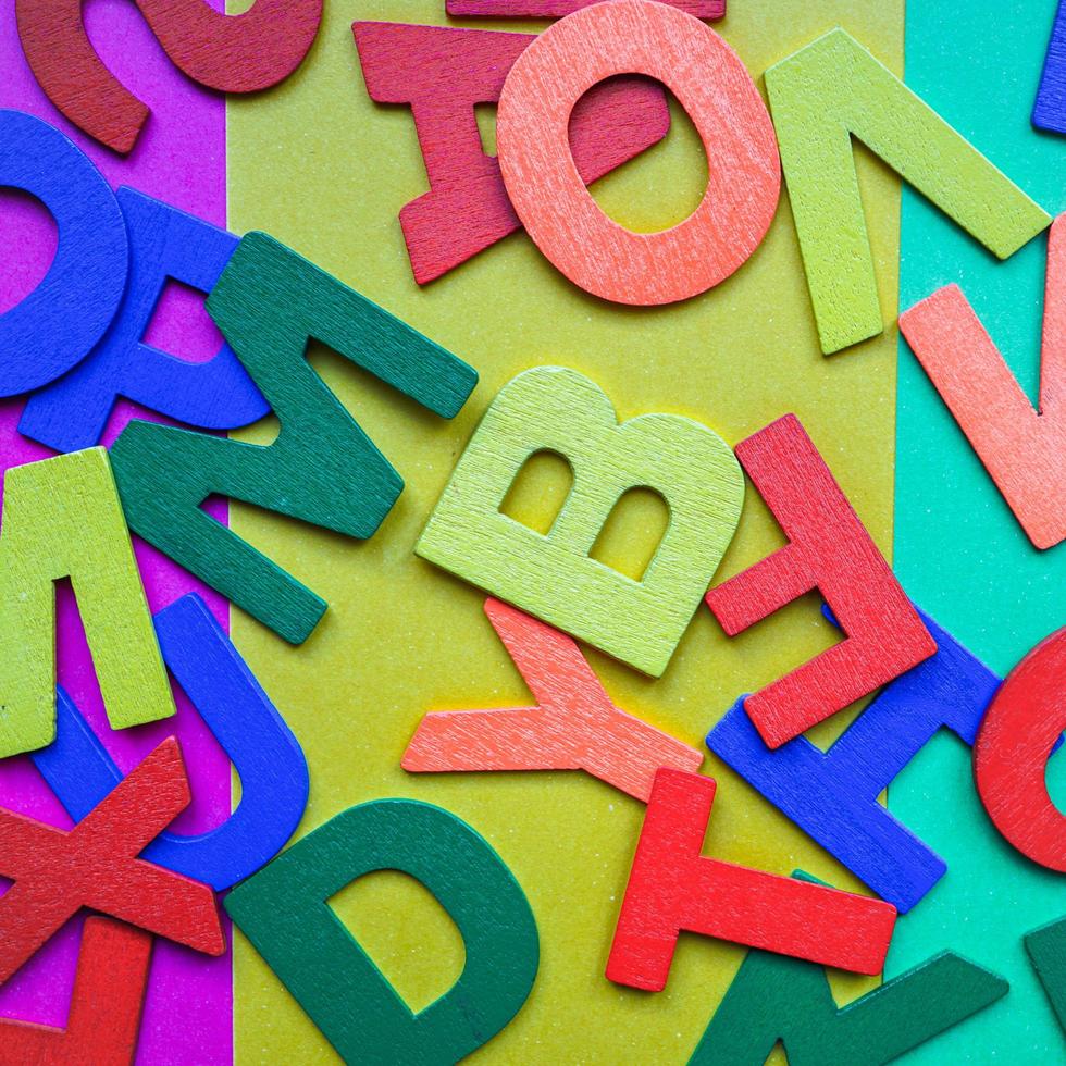 multi gekleurde houten letters achtergrond foto