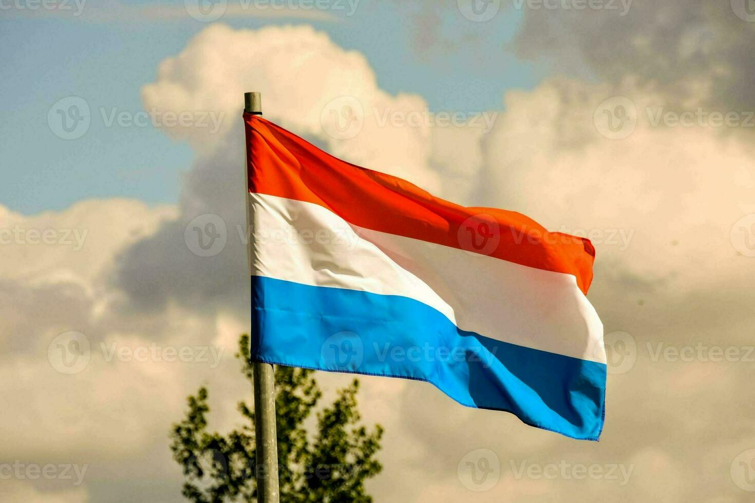 de Nederland vlag golvend in de wind foto