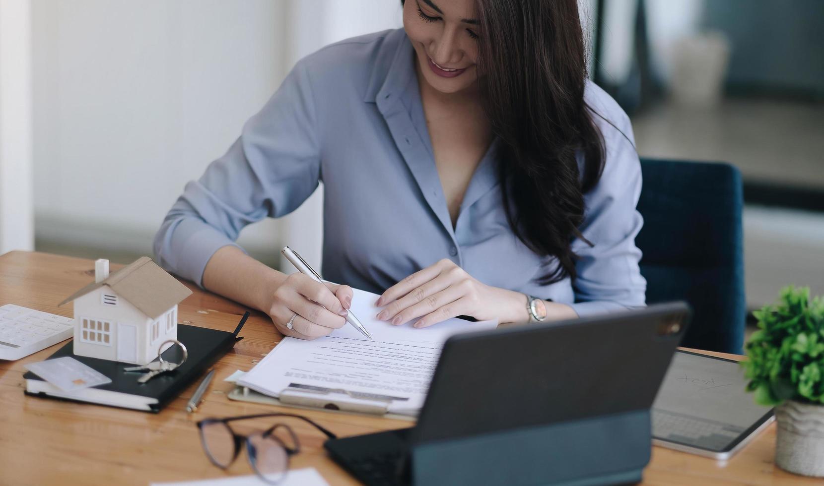 portret van zakenvrouw en advocaten die contractpapieren bespreken foto