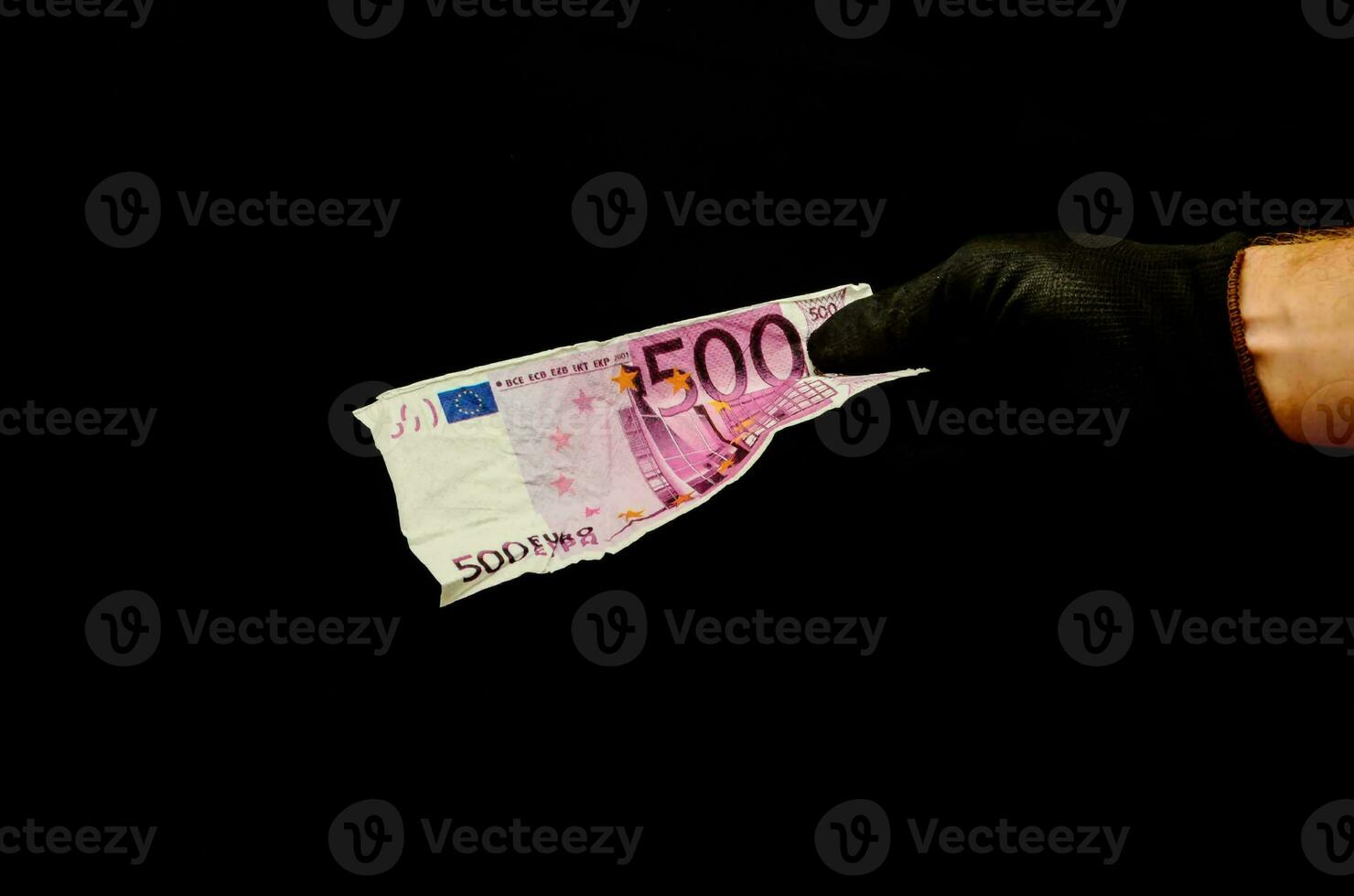 een hand- Holding een bankbiljet met een zwart achtergrond foto