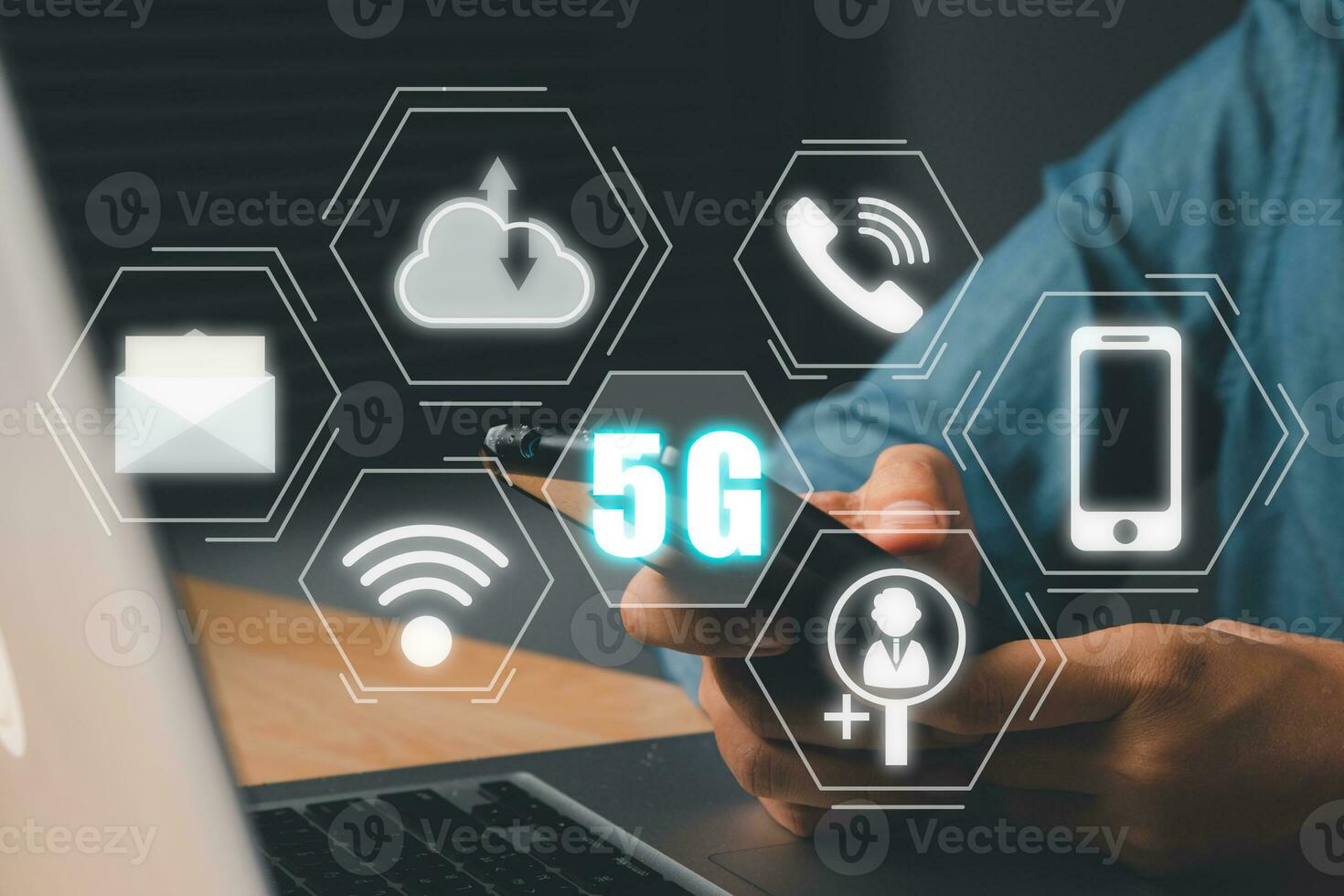 globaal communicatie netwerk concept, vrouw hand- gebruik makend van slim telefoon met 5g en Wifi icoon Aan virtueel scherm, wereld breed bedrijf, hoge snelheid mobiel internetten, nieuw generatie netwerken. gemengd media. foto