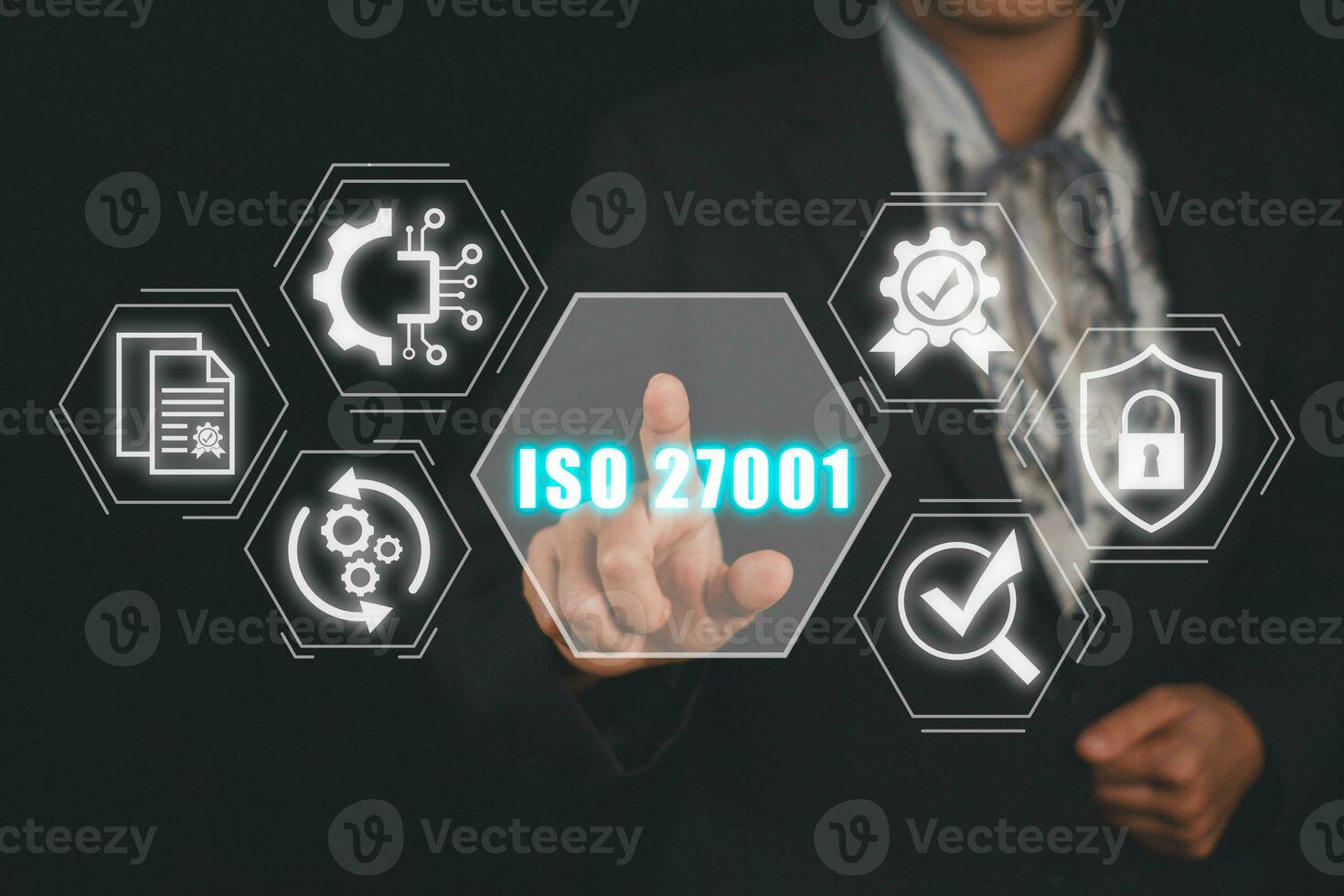 iso 27001 concept, zakenvrouw hand- aanraken iso 27001 icoon Aan virtueel scherm. foto
