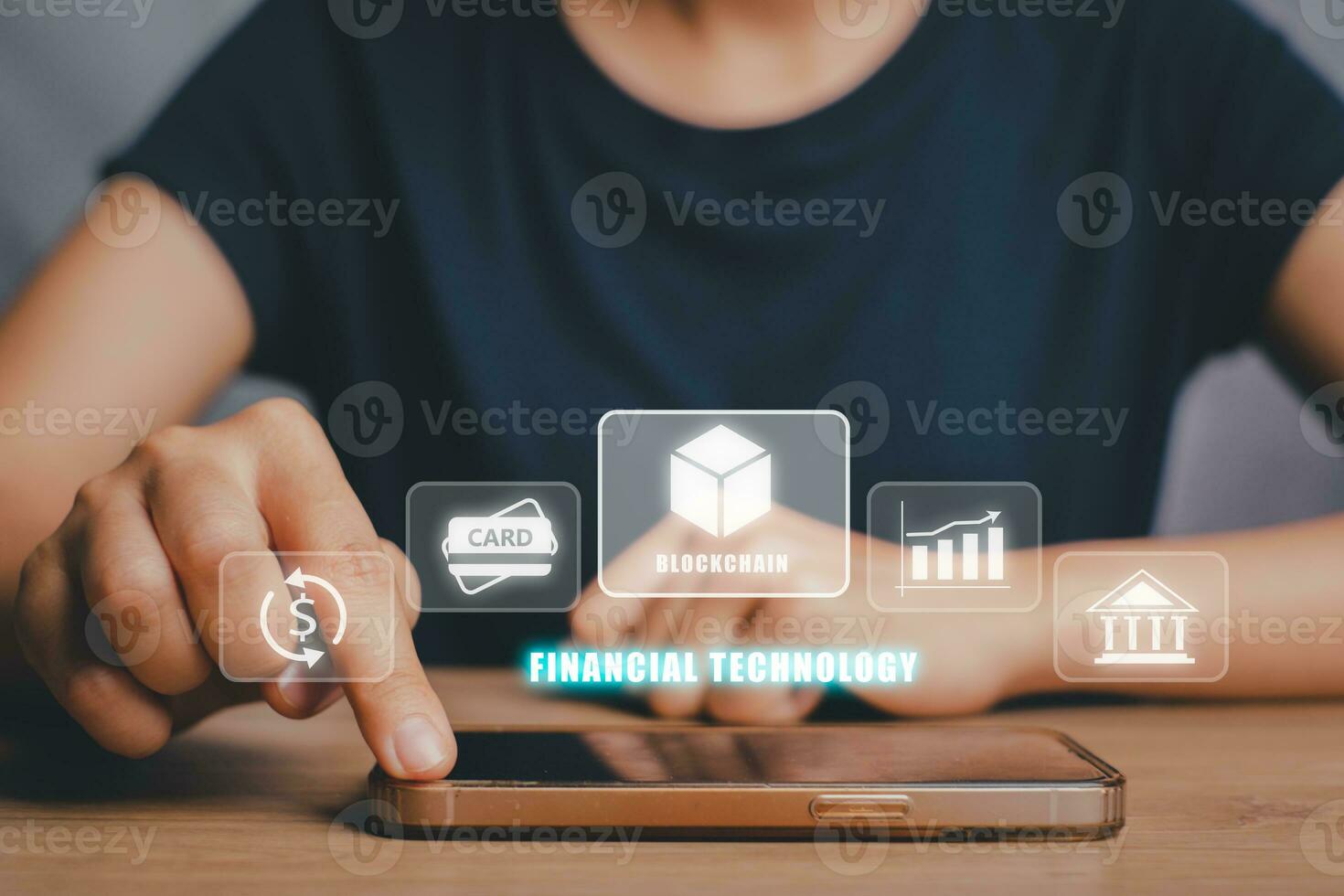 FinTech financieel technologie cryptogeld investering en digitaal geld, bedrijf persoon gebruik makend van slim telefoon Aan kantoor bureau met FinTech icoon Aan vr scherm. foto