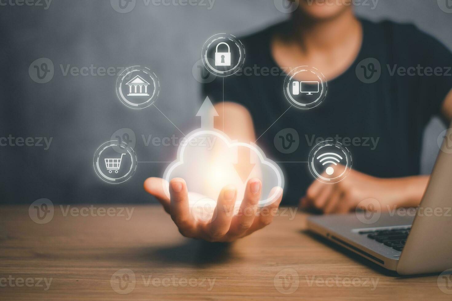 wolk berekenen concept, vrouw hand- Holding wolk berekenen icoon Aan vr scherm, backup opslagruimte gegevens internetten, netwerken en digitaal, delen globaal, technologie concept. foto