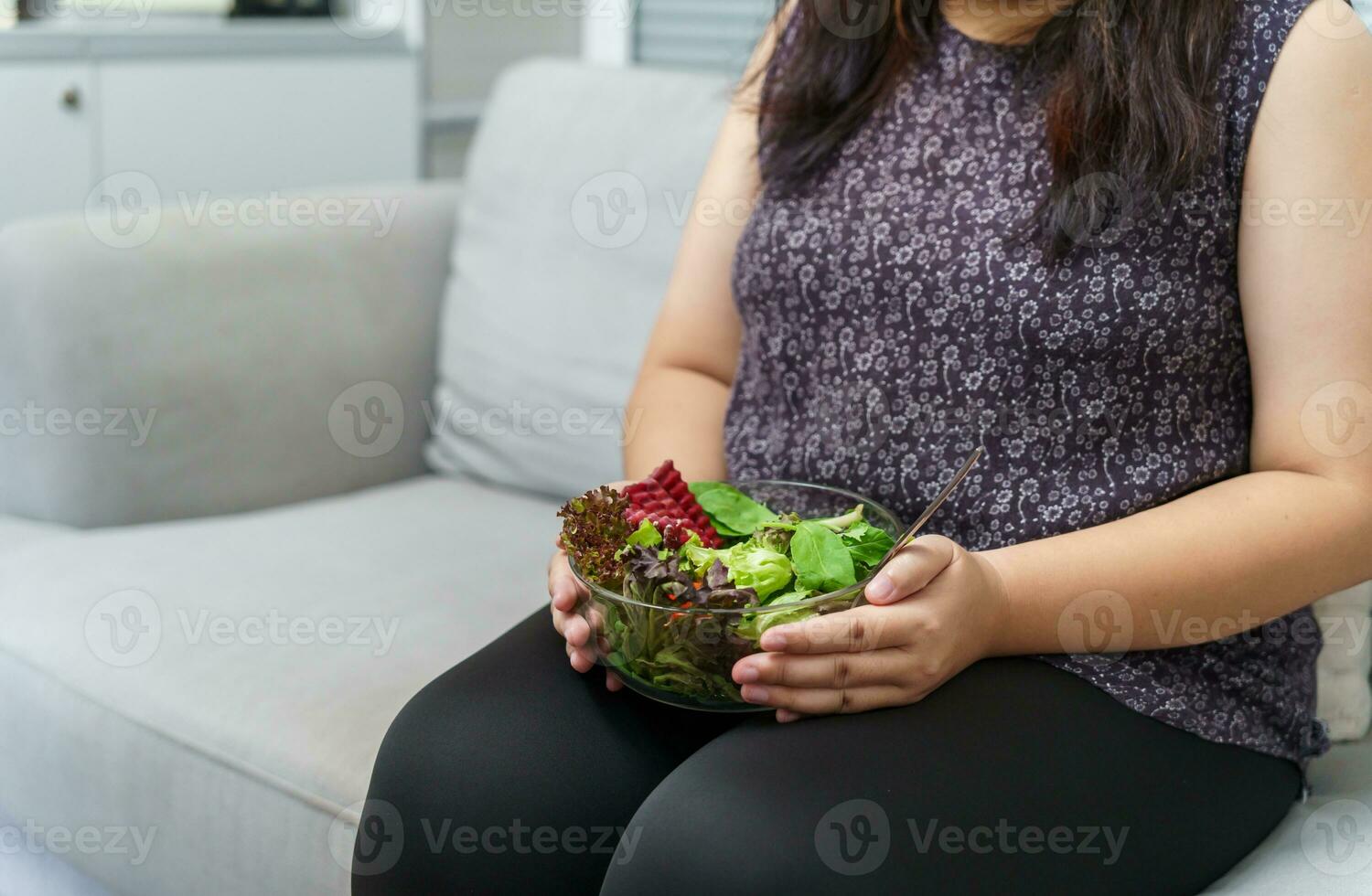 Aziatisch te zwaar vrouw dieet gewicht verlies aan het eten vers vers eigengemaakt salade gezond aan het eten concept zwaarlijvig vrouw met gewicht eetpatroon levensstijl. foto