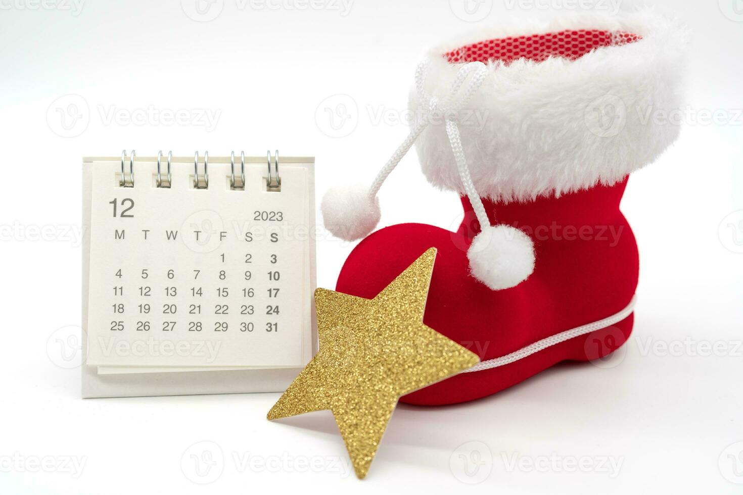 santa's laars, kalender en goud ster geïsoleerd Aan wit achtergrond. Kerstmis achtergrond. foto