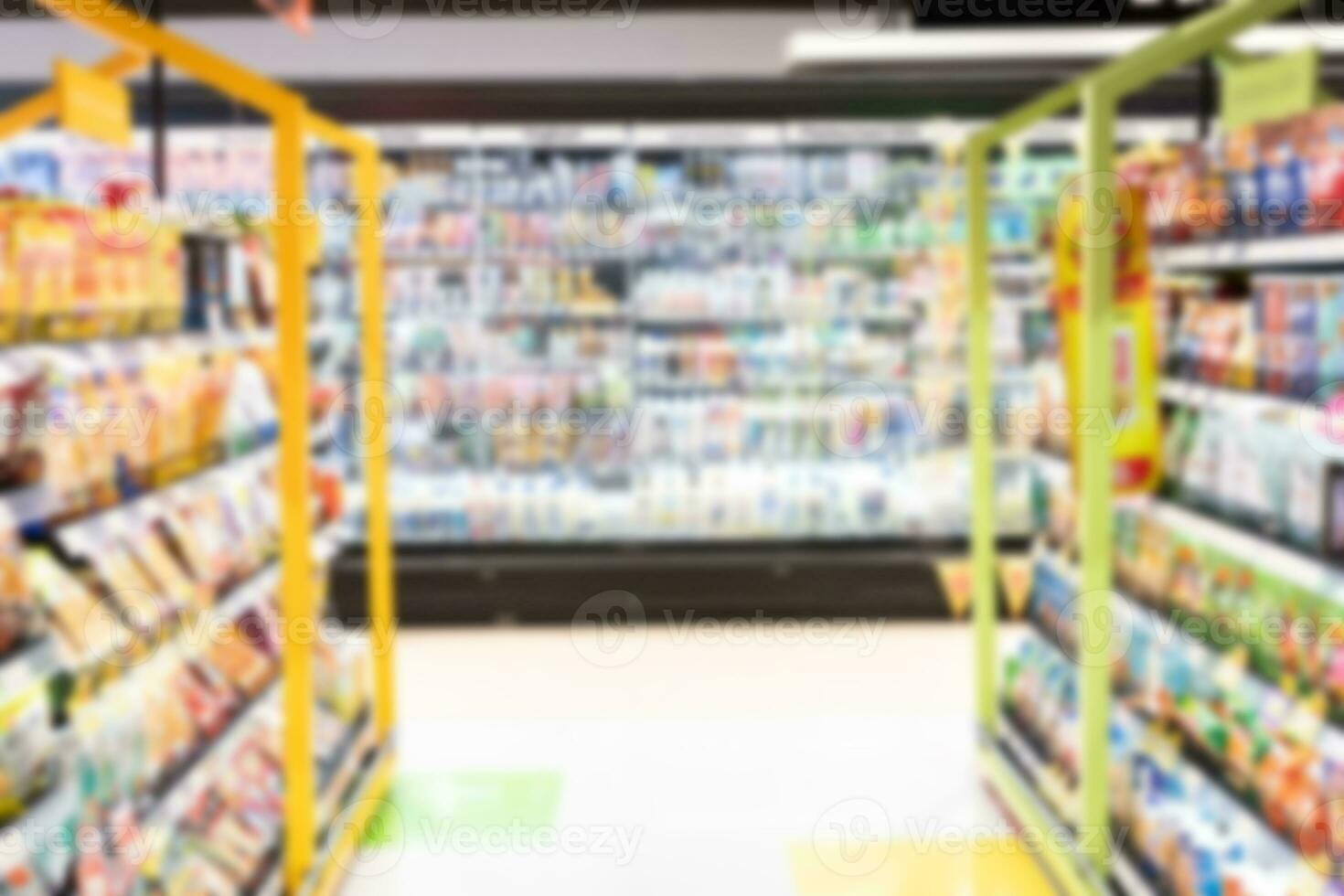 abstract wazig supermarkt gangpad met kleurrijk schappen in boodschappen doen winkelcentrum interieur voor achtergrond, wazig achtergrond en onherkenbaar klanten net zo achtergrond. foto